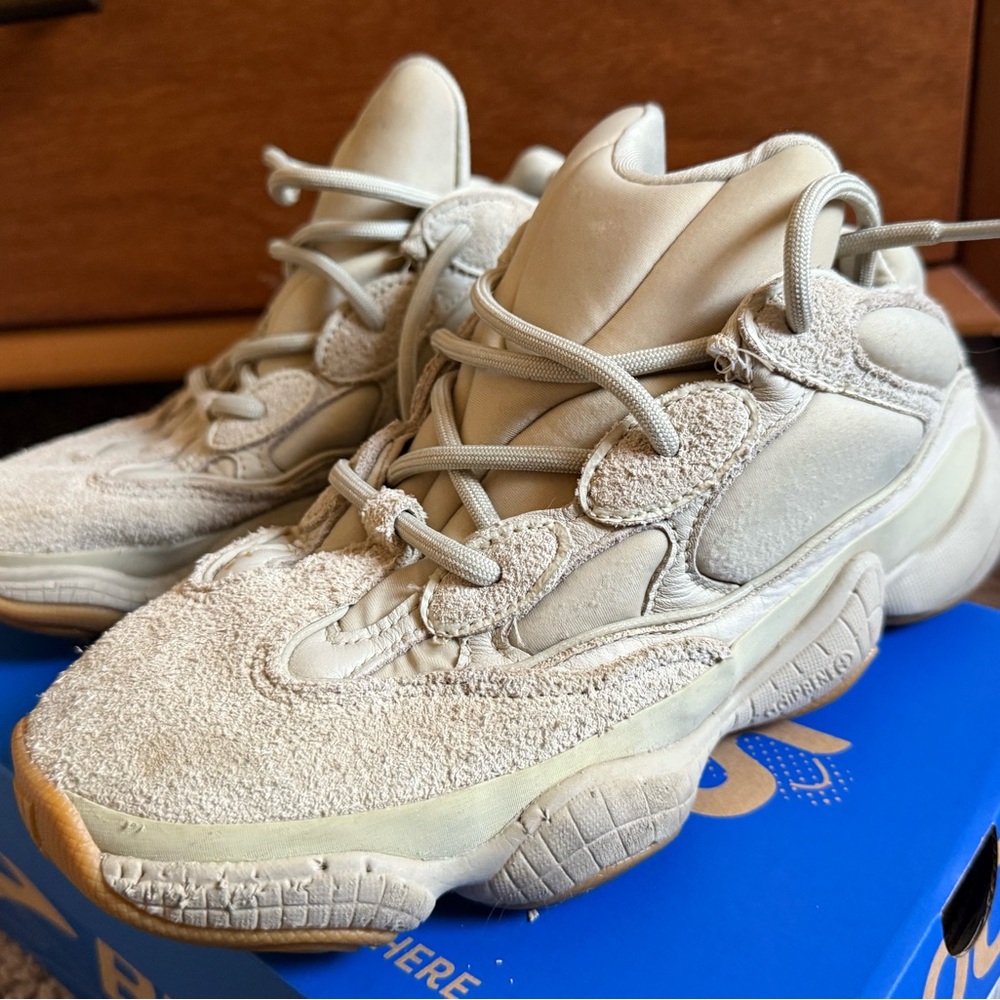 Yeezy sneaker woman size 6